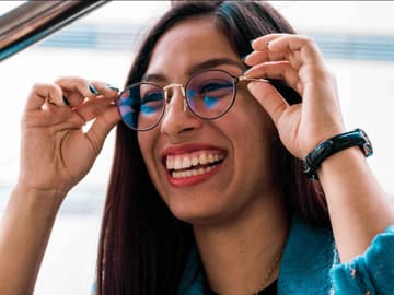 Eine junge Frau mit stylischer Brille