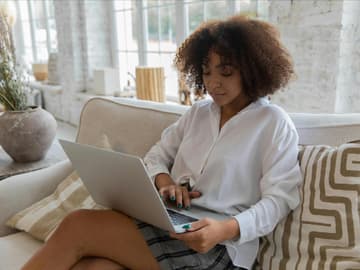 Junge Frau arbeitet am Laptop