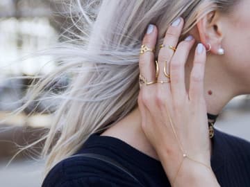 Frau mit mehreren Ringen an der Hand