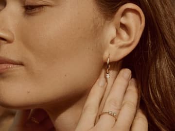 Eine Frau trägt filigranen Schmuck