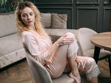 Eine Frau trägt einen Schlafanzug aus Satin