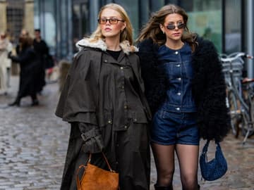 Zwei Frauen in stylischen Outfits