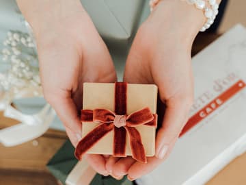 Eine Frau hält ein Geschenk in der Hand