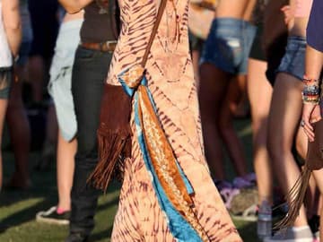 Coachella: Alessandra Ambrosio tanzt auf der Festivalwiese