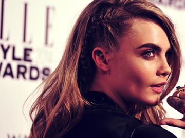 Sidecut flechten: Cara Delevingne's Frisur mit Video-Anleitung Quer