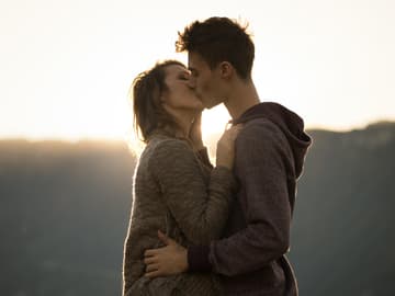 Was macht Mädchen zu guten Küsserinnen? quer