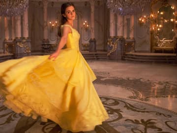 Belle-im-gelben-Ballkleid-quer
