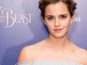 Emma Watson zeigt Brüste quer