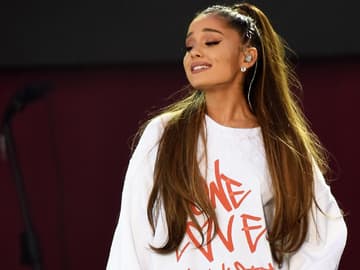 Ariana-Grande-mit-grauen-Haaren-quer