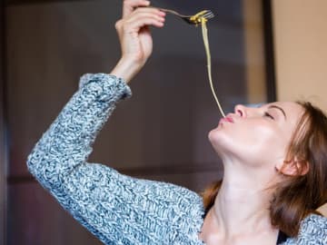 studentinnen-nudeln-kochen-quer