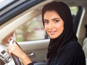 frau-auto-quer