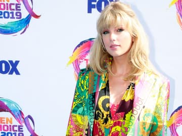 taylor-swift-verschenkt-geld-quer