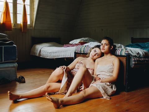 zwei mädchen im zimmer 