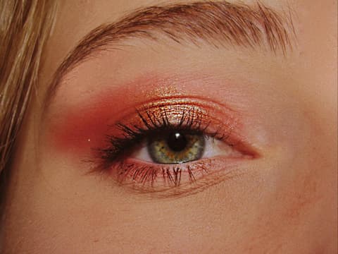 Die beste Mascara geschminktes Auge mit rotem Lidschatten