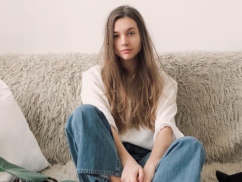 Mädchen auf dem Sofa