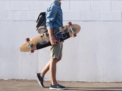Junge mit Longboard Junge mit Longboard