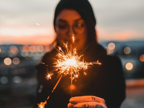 junges mädchen silvester bengal kerze in der hand