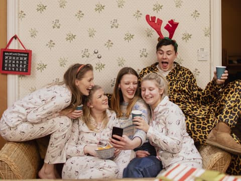 Blogartikel: Die witzigsten Whatsapp-Status Texte an Weihnachten Freunde auf einem Sofa machen Selfie