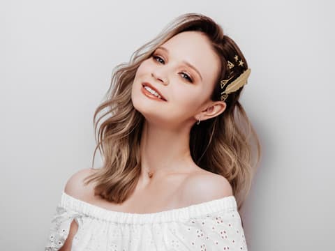 haartrends frisurentrends accessoires haarschmuck mädchen mit schmuck im haar