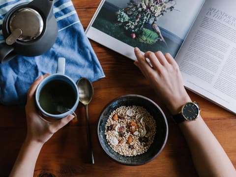 vegane Ernährung Müslischale auf Frühstückstisch