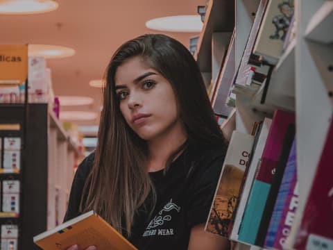 Mädchen in der Bibliothek