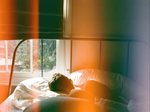 Junge der im Bett liegt Junge der im Bett liegt
