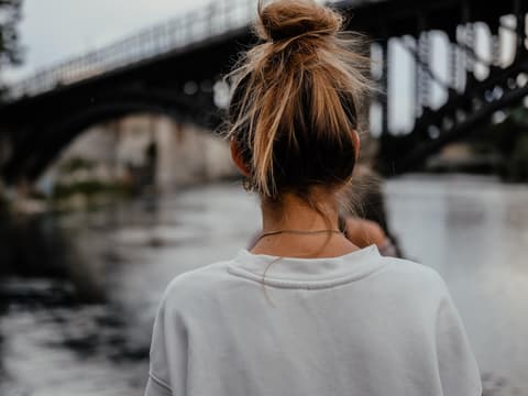 fettige haare corona quarantäne Mädchen mit Dutt Frisur