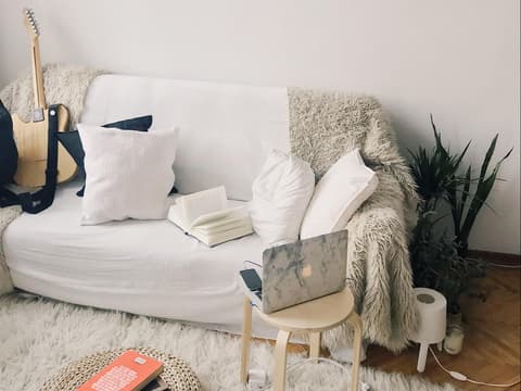 Netflix Serien Weißes Sofa im Wohnzimmer