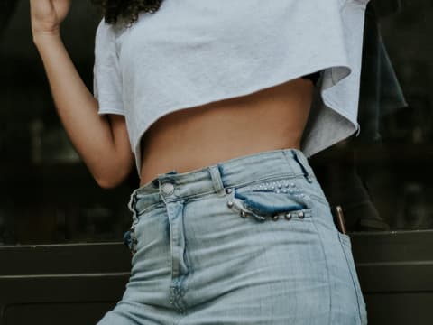 Crop Top Frau mit einem Crop Top