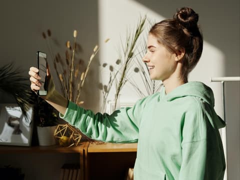 Mädchen mit Handy Mädchen mit Handy