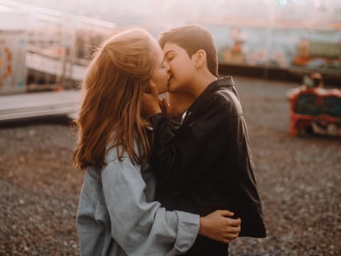 Sternzeichen im Herbst verlieben Zwei Frauen küssen sich