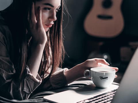 Frau guckt Netflix auf Laptop