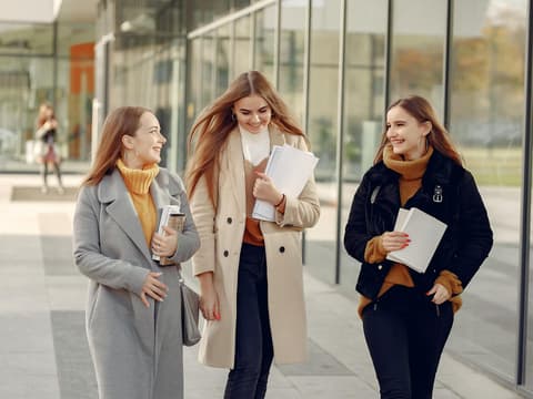 Öffnung der Schulen und Kitas: Was gilt wo? Öffnung der Schulen und Kitas: Drei Mädchen mit Papieren und Büchern in der Hand gehen