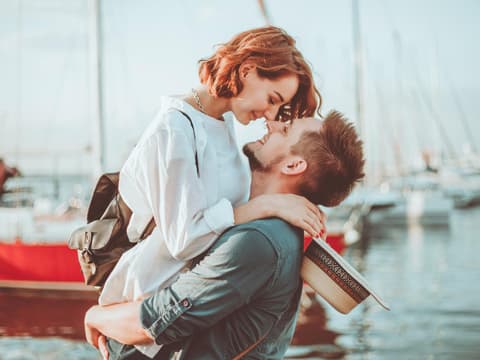 Was ist Liebe? Wir erklären dir das schönste Gefühl der Welt Was ist Liebe?: Ein Mann hebt eine Frau auf den Arm