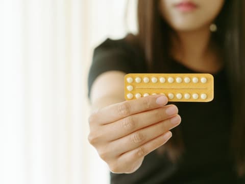 Antibabypille Maxim Erfahrung Mädchen hält Antibabypille Blister in der Hand
