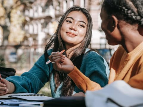 Zwei junge Frauen schauen sich an Zwei junge Frauen schauen sich an
