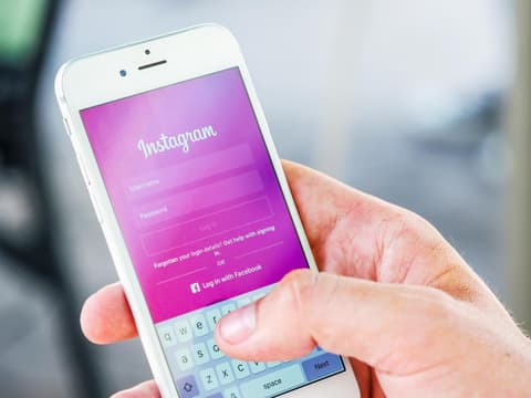Instagram löschen: Handy mit Instagram App Ansicht