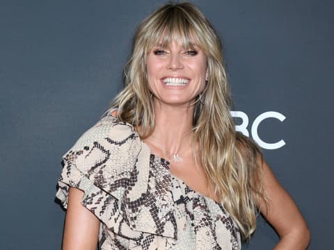 Heidi Klum lächelt