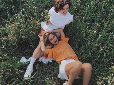 Horoskop der Woche Horoskop der Woche: Zwei Frauen liegen in einem Feld