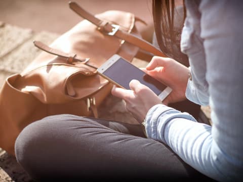 Tiefgründige Fragen: Frau am Handy