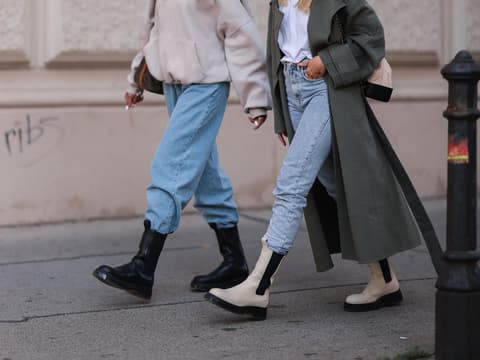 Zwei junge Frauen im Herbst Outfit Zwei junge Frauen im Herbst Outfit