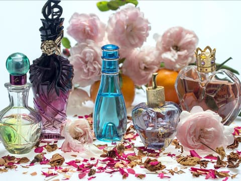 Parfuem Flakons nebeneinander Parfuem Flakons nebeneinander