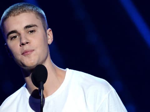 justin-rotzt-fans-an-quer