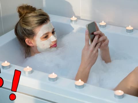 handy-badewanne-quer handy-badewanne-quer