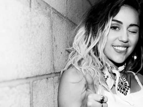 miley-bereut-wrecking-ball-quer