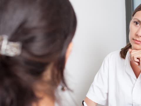 Aufklärung bei der Frauenärztin quer Aufklärung bei der Frauenärztin quer