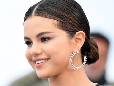 selena-gomez-halskette-quer