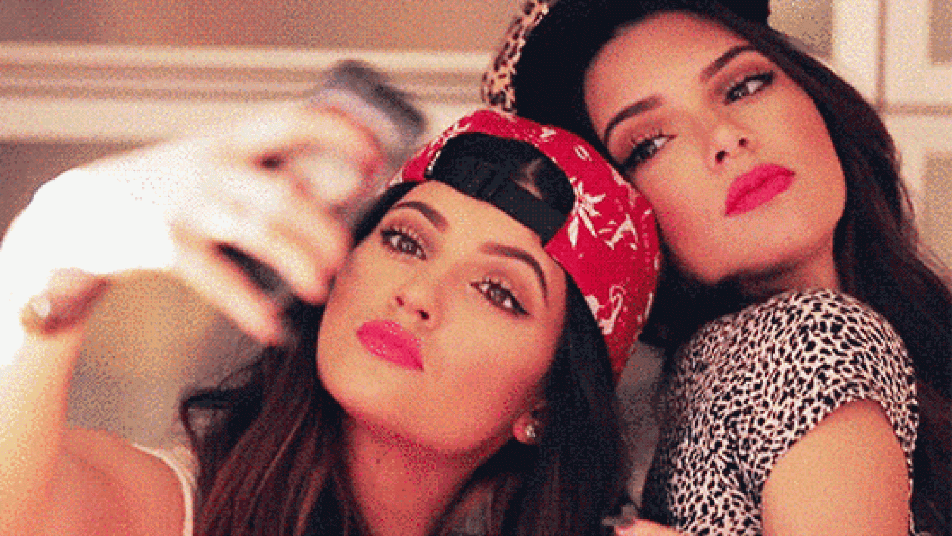 kylie-kendall-selfie-2099283.gif