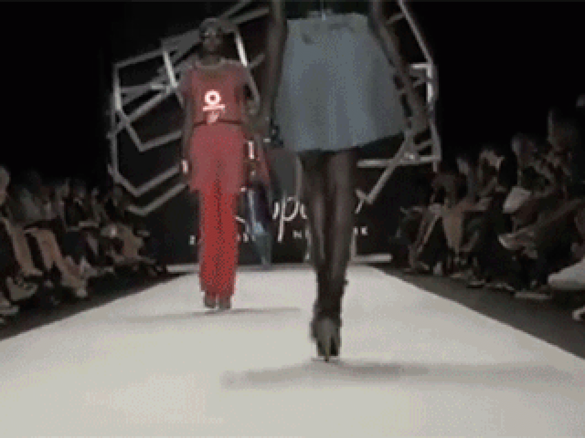 Auf hohen Schuhen muss man laufen können!