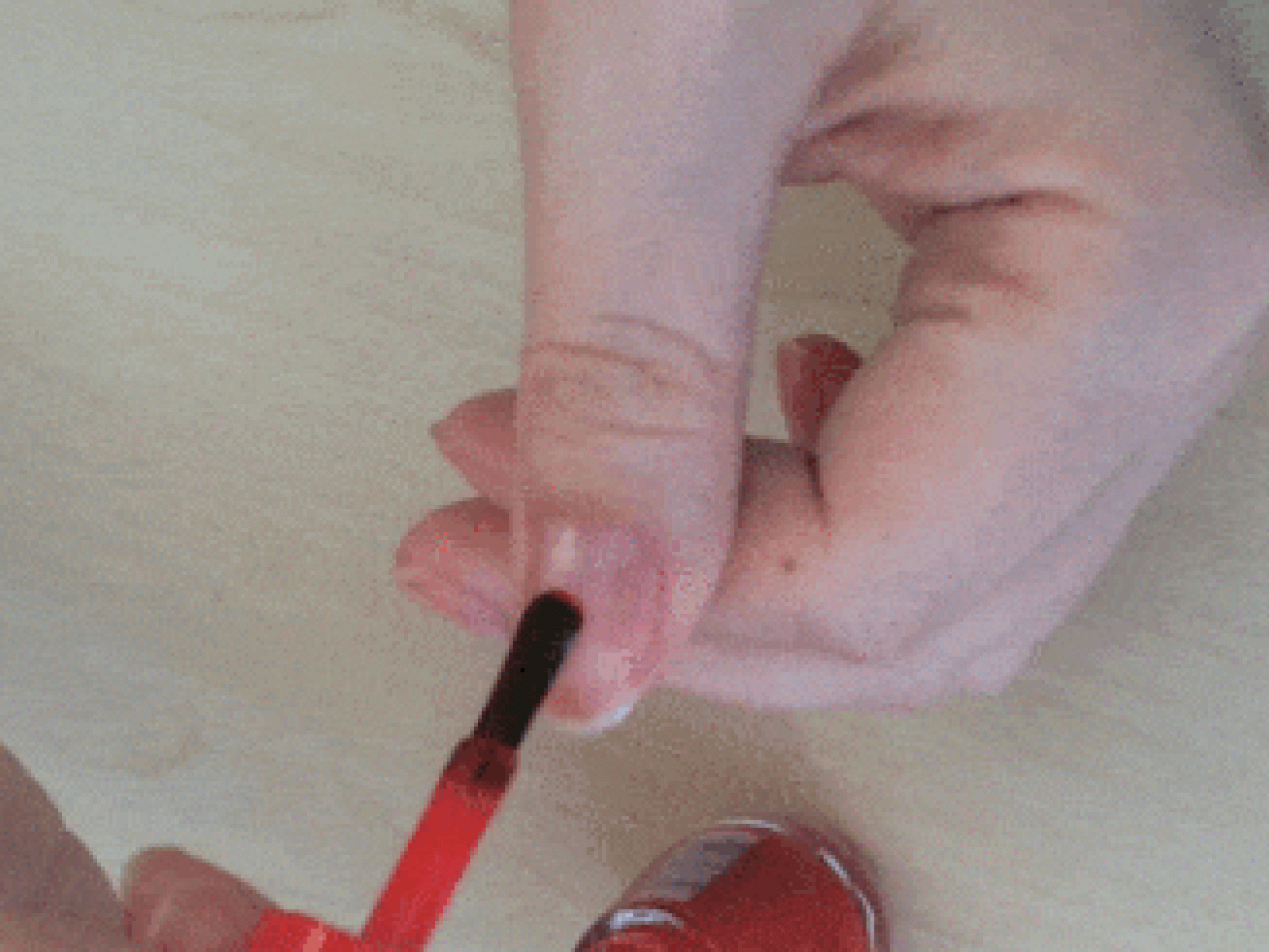 Erdbeeren-Nailart: Schritt 1 Erdbeeren-Nailart: Schritt 1